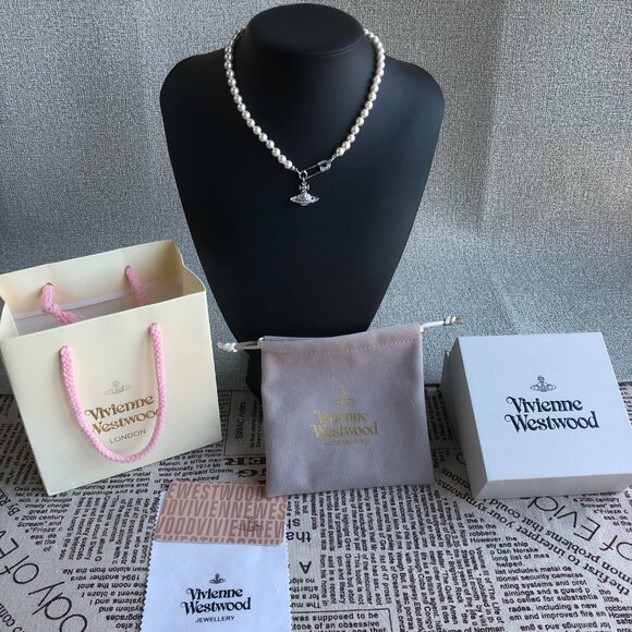 💎Vivienne Westwood  silvery  Safety Pin Pearl Necklace💎 - Picture 2 of 5